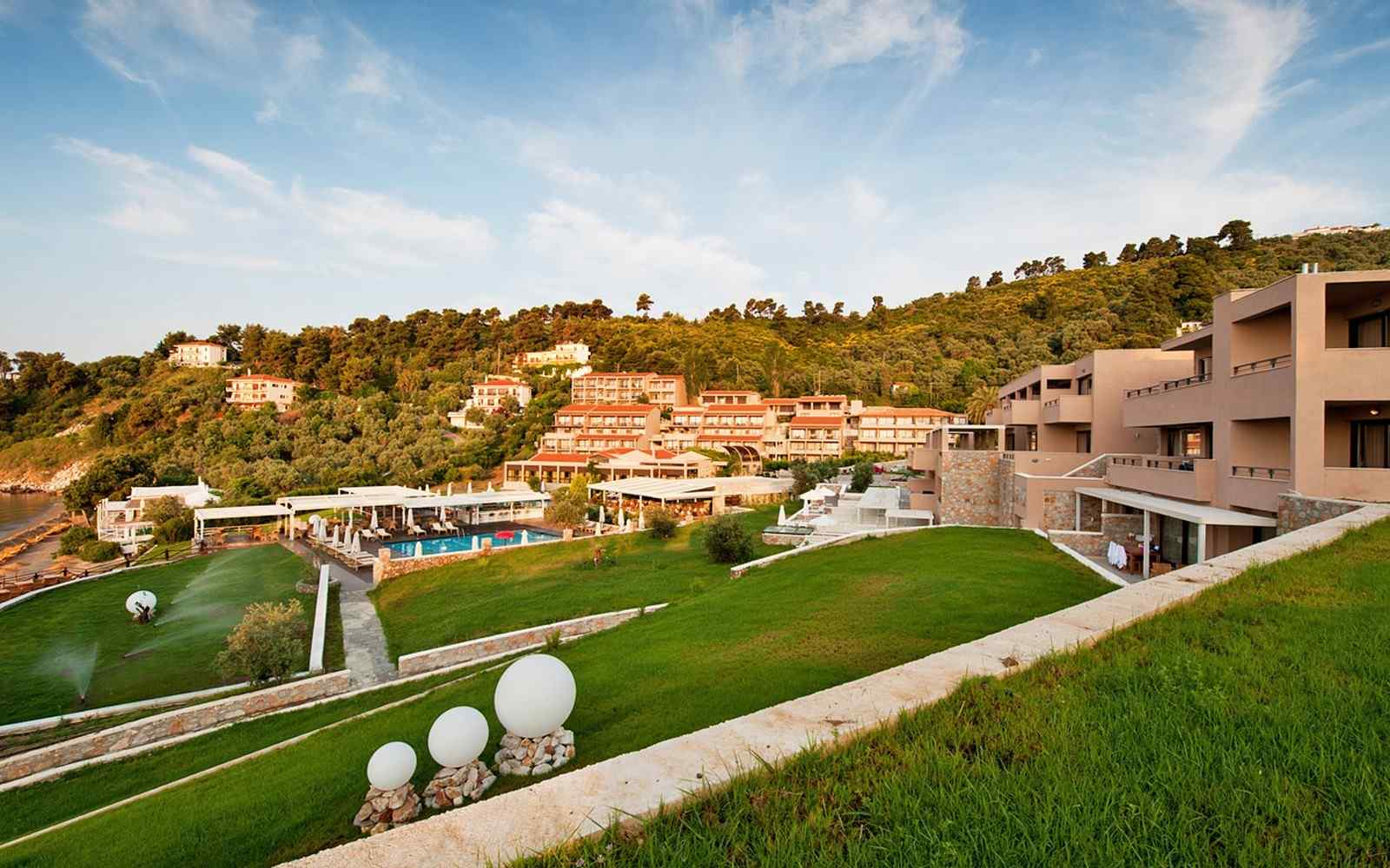 https://telethrio.gr/wp-content/uploads/2016/03/summer-hotel-02.jpg