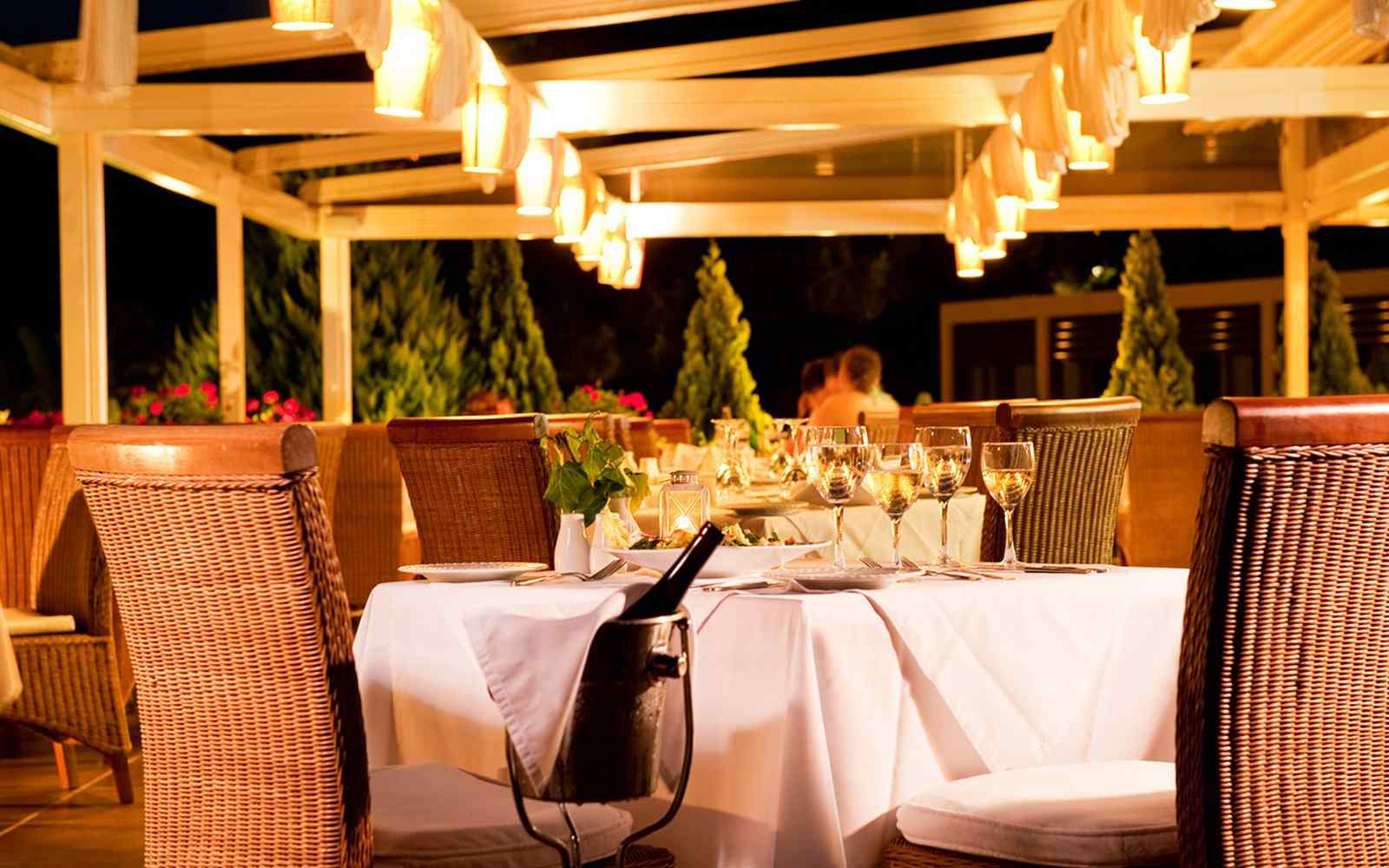 https://telethrio.gr/wp-content/uploads/2016/03/summer-hotel-07.jpg