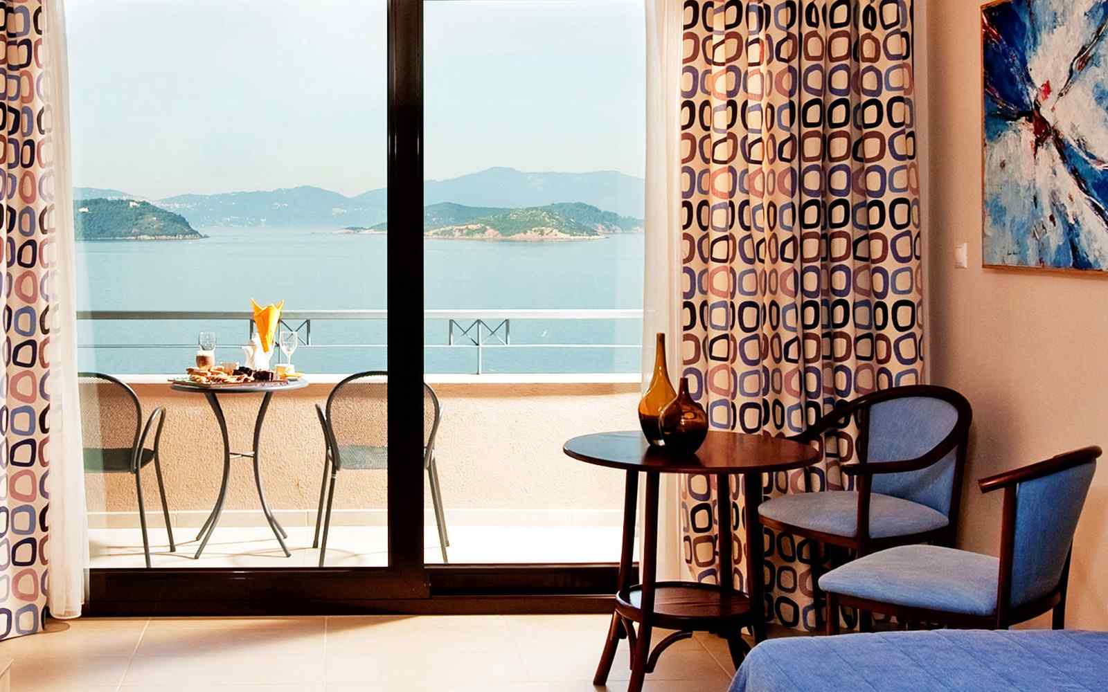 https://telethrio.gr/wp-content/uploads/2016/03/summer-room-05.jpg