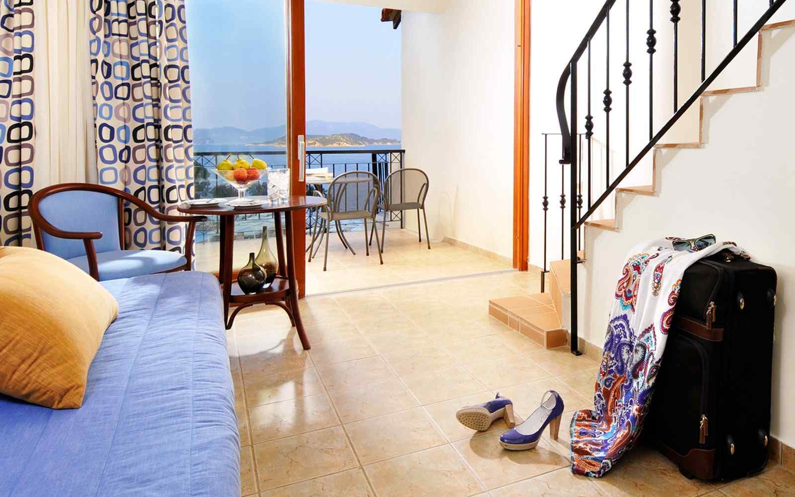 https://telethrio.gr/wp-content/uploads/2016/03/summer-room-06.jpg