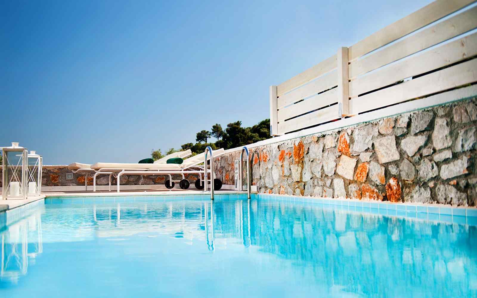 https://telethrio.gr/wp-content/uploads/2016/03/summer-room-08.jpg