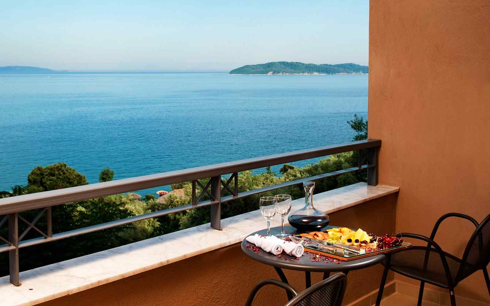https://telethrio.gr/wp-content/uploads/2016/03/summer-room-16.jpg